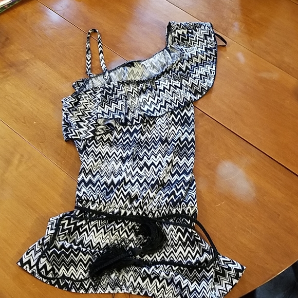 IZ Byer black and white blouse with belt - Picture 3 of 6